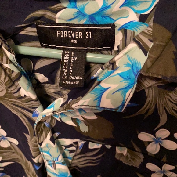 Forever 21 Hawaiian button up - Picture 2 of 3